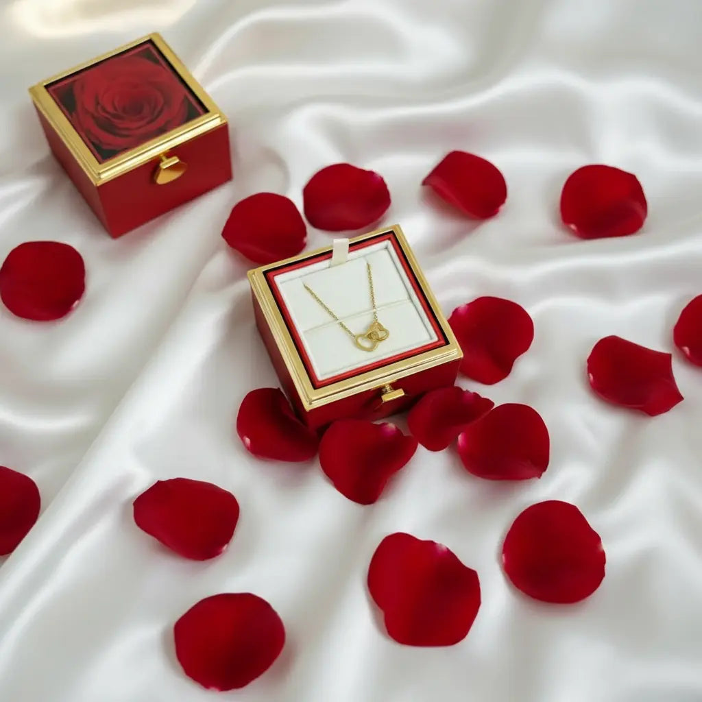 Ewige Kunstrosen Geschenkbox Classic by Amorlune featuring a decorative box and a delicate chain necklace.