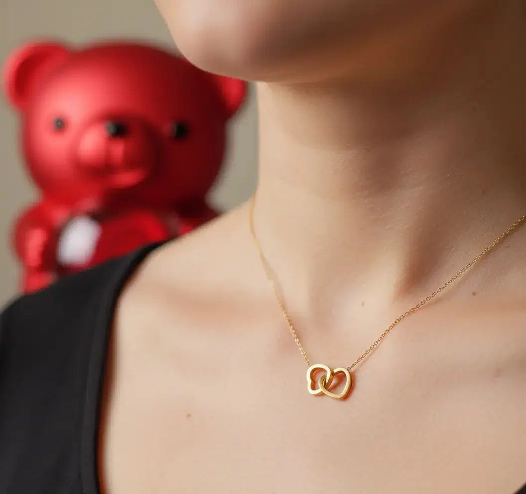 Ewiger Rosen-Teddybär Geschenkset by Amorlune featuring a plush bear and preserved rose arrangement.