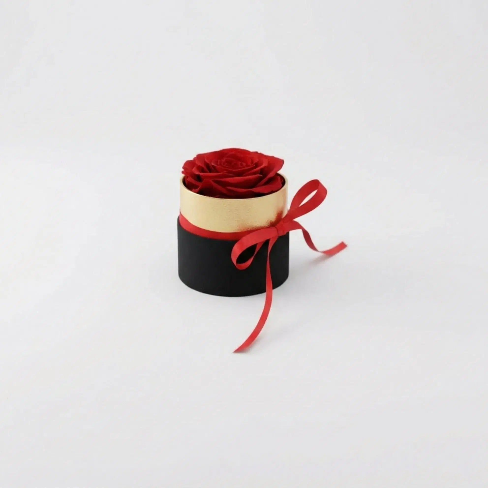 Amorlune Eternal Roses gift box featuring real preserved roses in an elegant arrangement.