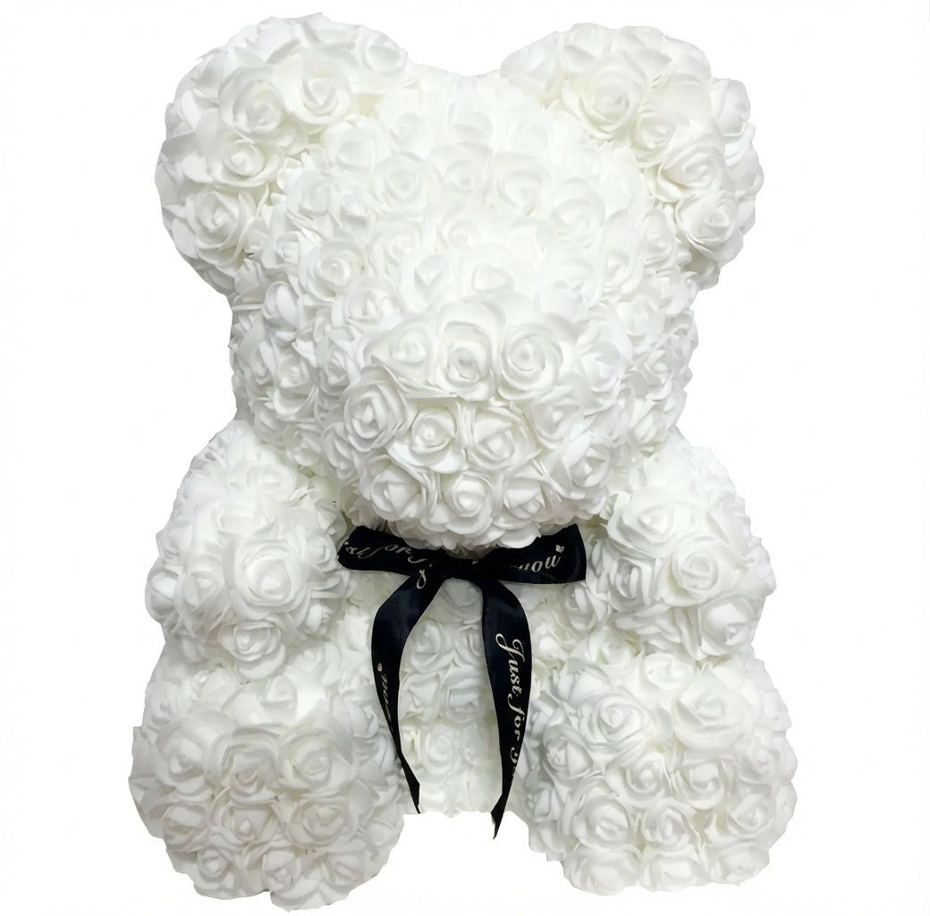 Romantischer Rosenbär von Amorlune, 40 cm groß, gefertigt aus bunten Kunstrosen, auf einem weißen Hintergrund.