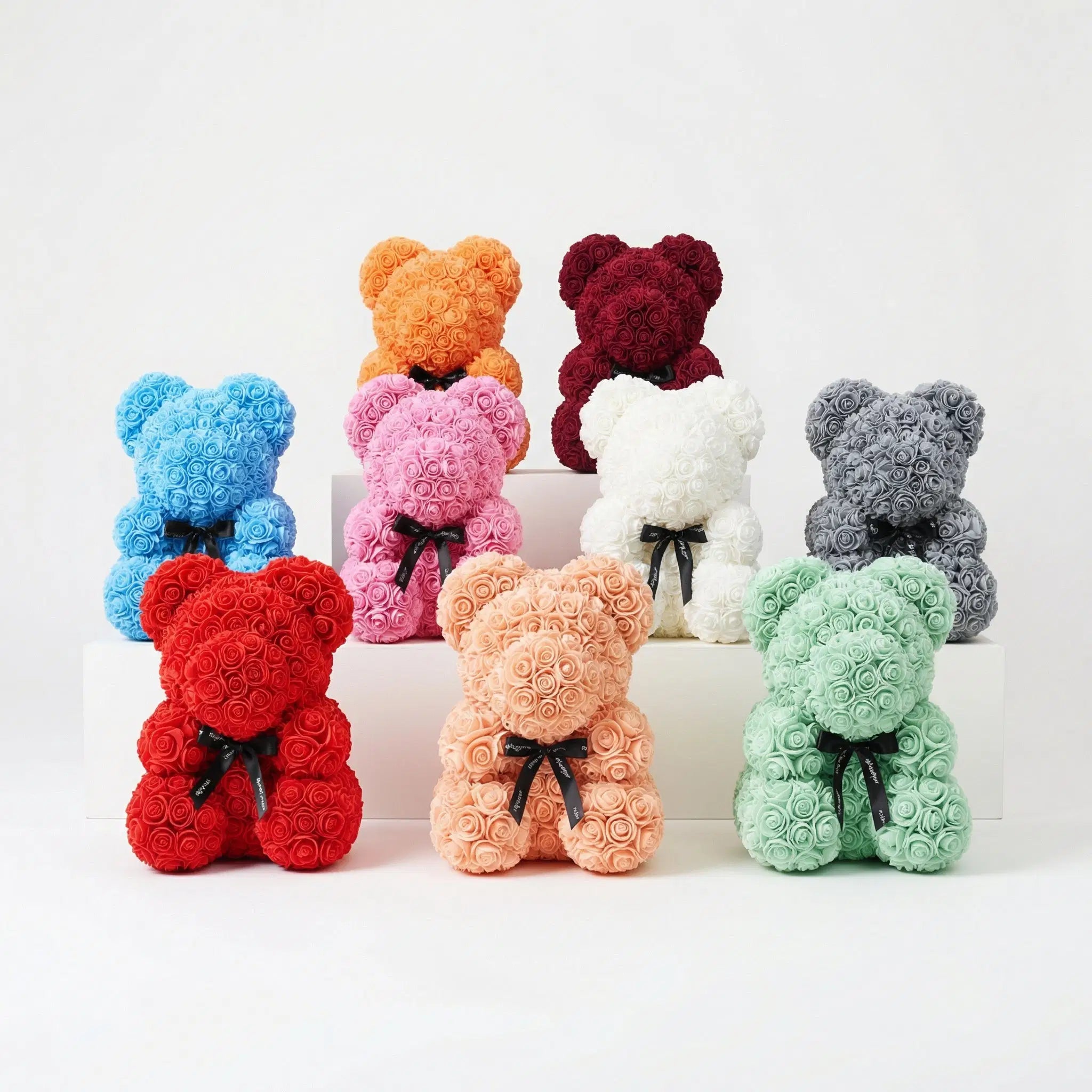 Romantischer Rosenbär von Amorlune, 40 cm groß, aus bunten Kunstrosen in ansprechender Form.