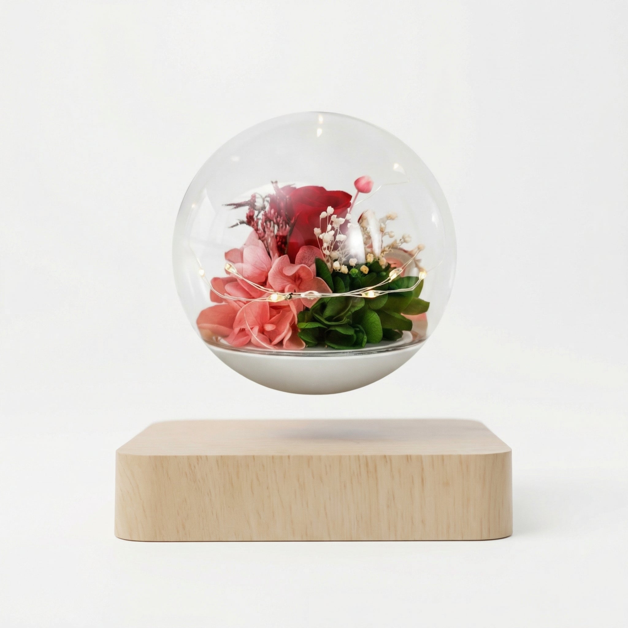 Magnetisch schwebende Rosenkugel von Amorlune, elegant schwebend mit lebendigen Rosen in einem transparenten Design.