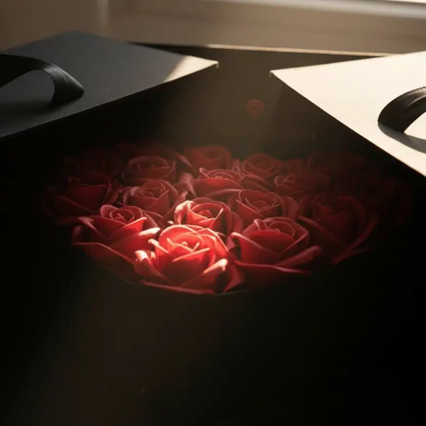 Amorlune Seifenrosen Geschenkbox featuring beautifully arranged soap roses in various colors.