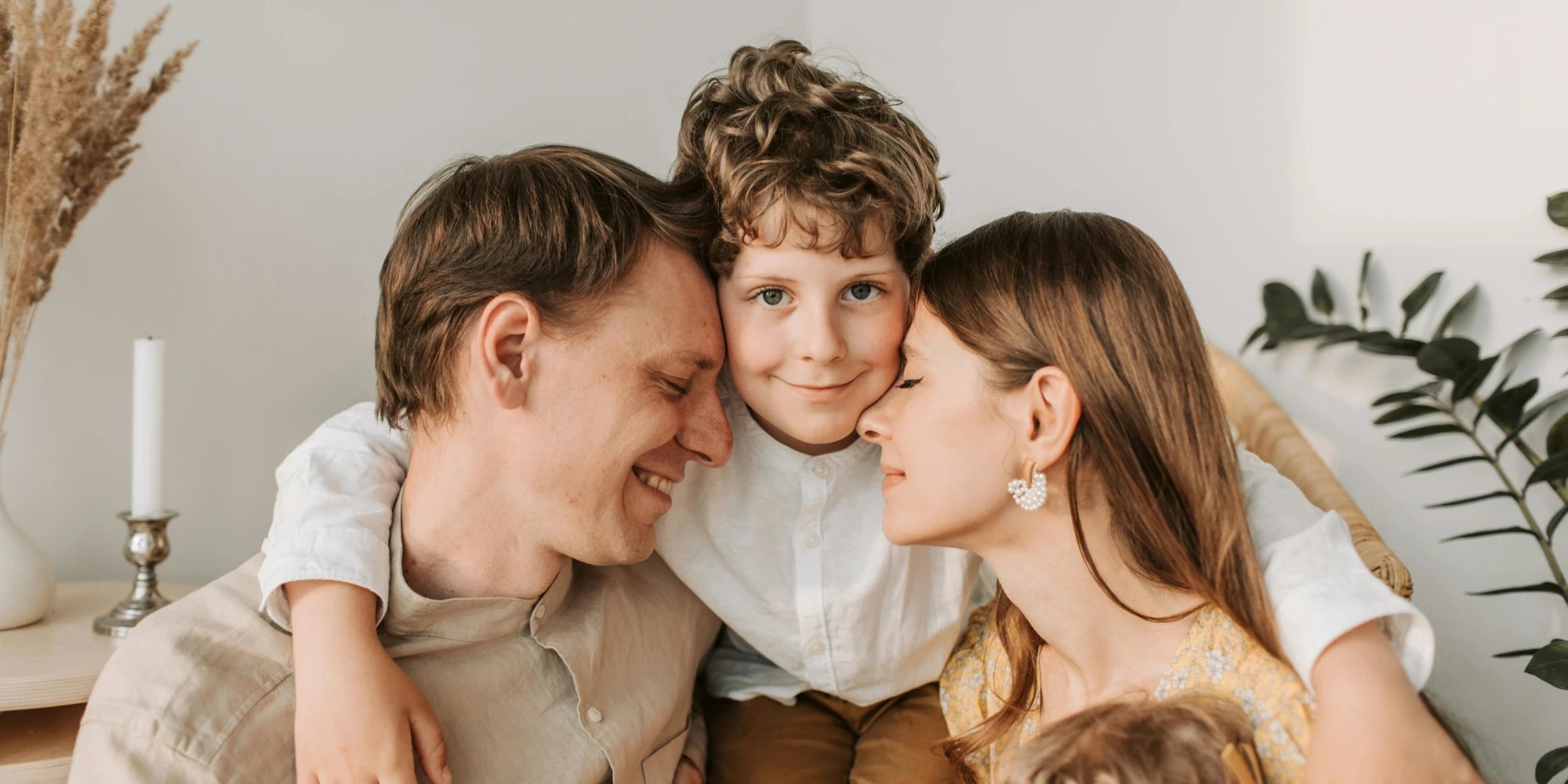 Glückliche Familie mit Eltern und Kind in liebevoller Umarmung – Symbol für Zusammenhalt, Geborgenheit und besondere Geschenkideen für Familien von Amorlune