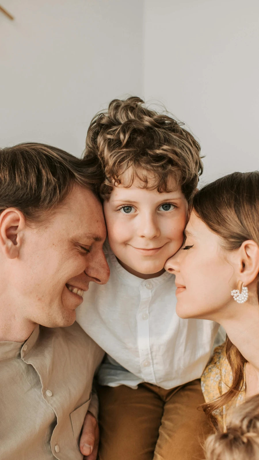 Glückliche Familie mit Eltern und Kind in liebevoller Umarmung – Symbol für Zusammenhalt, Geborgenheit und besondere Geschenkideen für Familien von Amorlune