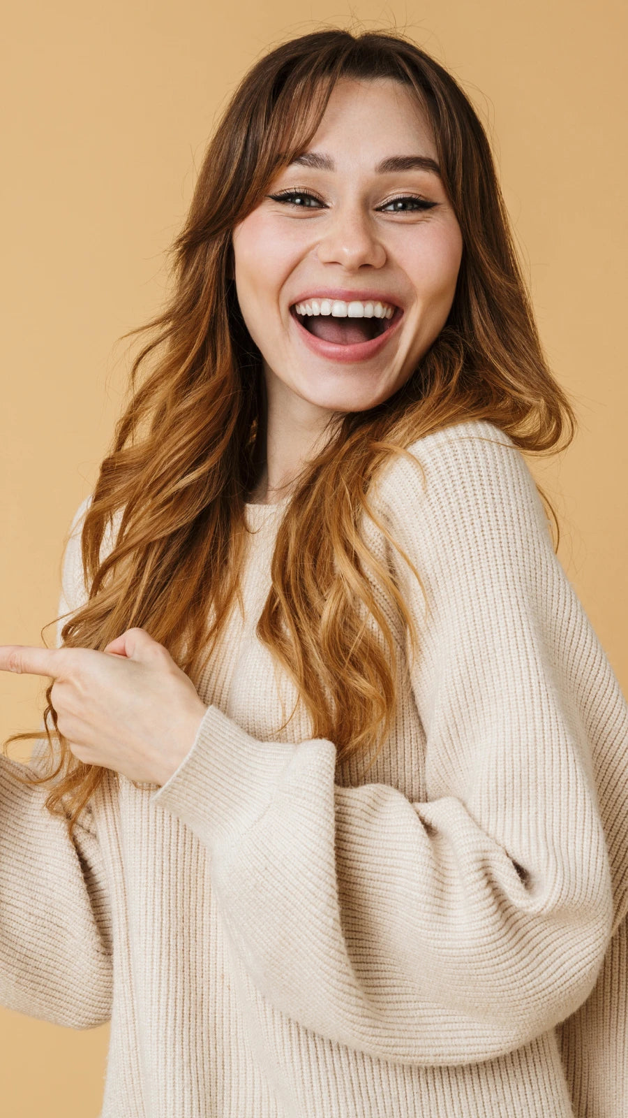 Lachende Frau zeigt nach links und strahlt vor Freude – Symbol für Begeisterung, positive Überraschung und den Hinweis auf besondere Geschenkideen von Amorlune