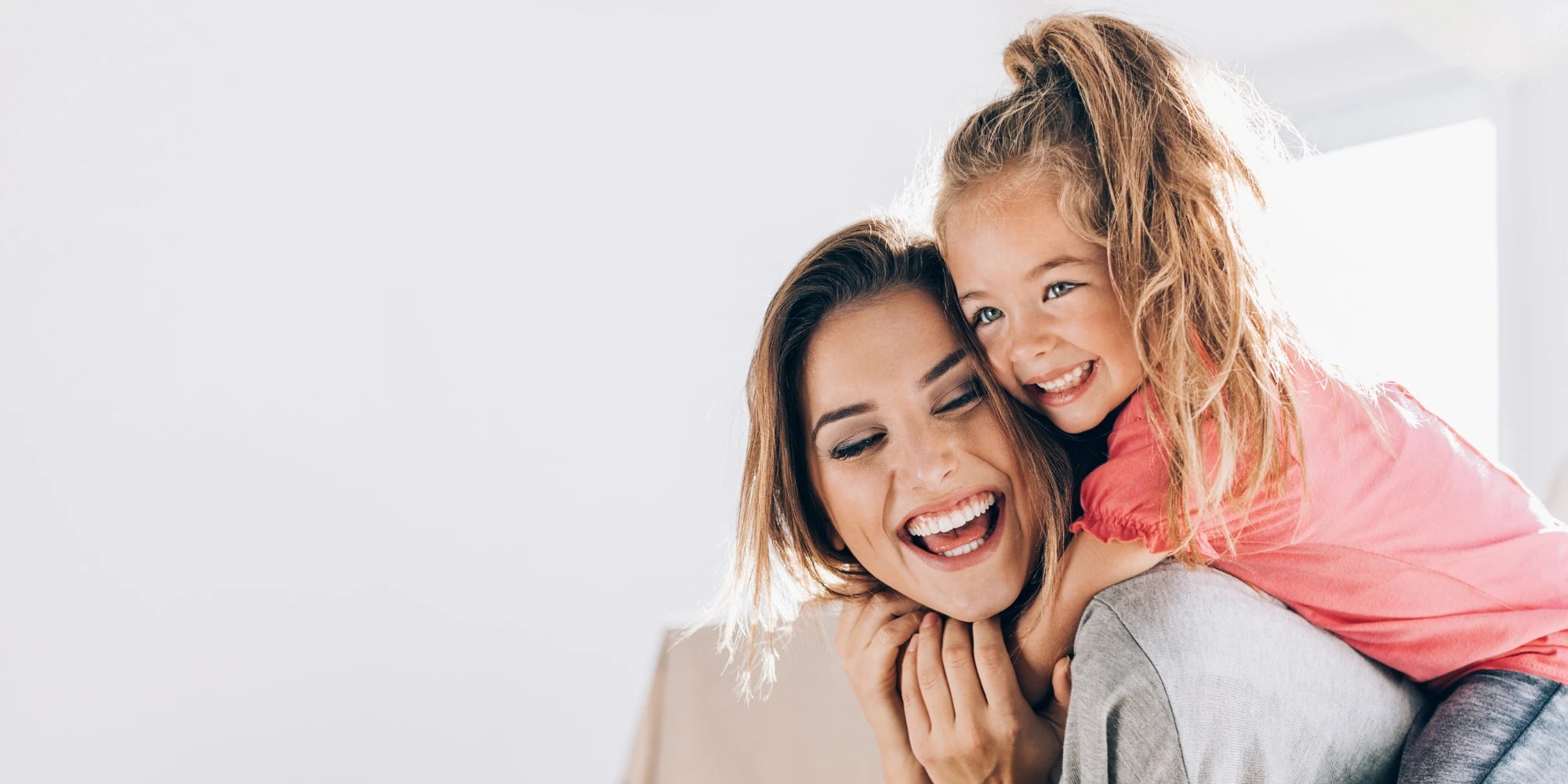 Lachende Mutter mit Tochter auf dem Rücken – Symbol für Familienglück, Liebe und besondere Geschenkideen für Mütter und Kinder von Amorlune