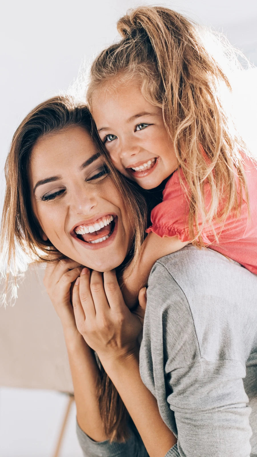 Lachende Mutter mit Tochter auf dem Rücken – Symbol für Familienglück, Liebe und besondere Geschenkideen für Mütter und Kinder von Amorlune