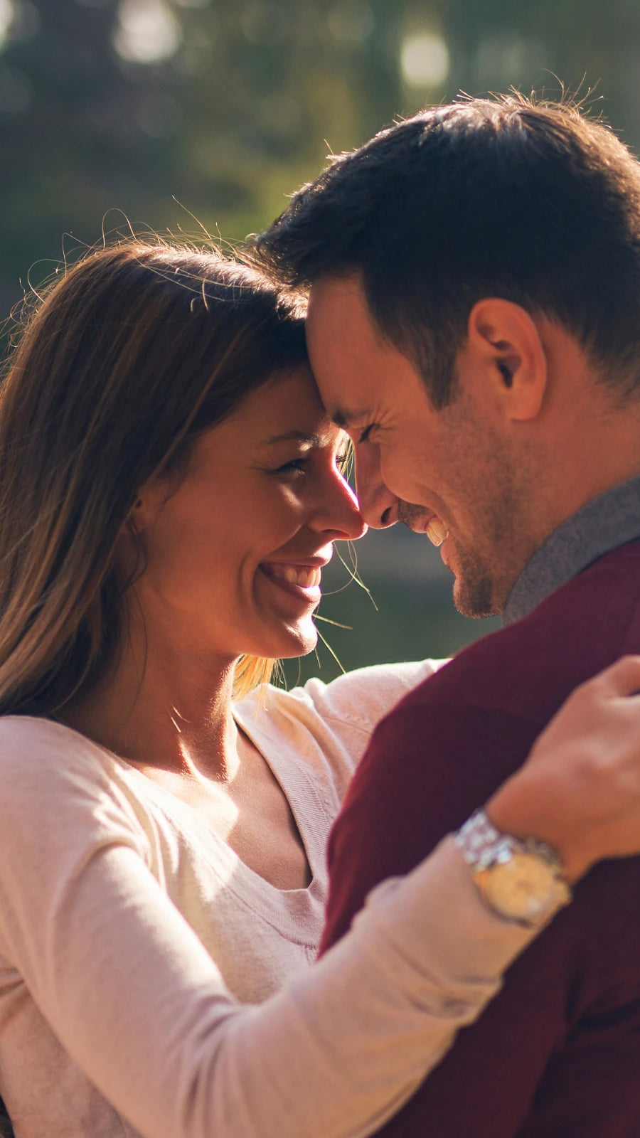 Glückliches verliebtes Paar umarmt sich und lächelt sich an – romantischer Moment im Freien, Symbol für Liebe, Zweisamkeit und besondere Geschenkideen für Paare von Amorlune