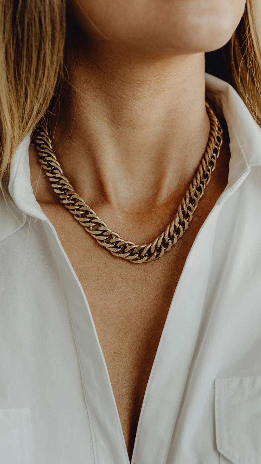 Detailaufnahme einer eleganten Perlenkette auf beigem Stoff – luxuriöser Schmuck von Amorlune als stilvolle Geschenkidee für besondere Anlässe