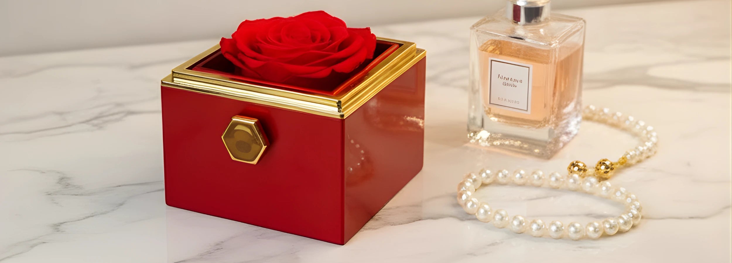Rote Amorlune Rosenbox mit Perlenkette und Parfum auf Marmor – elegante Geschenkidee für besondere Anlässe wie Geburtstag, Valentinstag oder Jahrestag