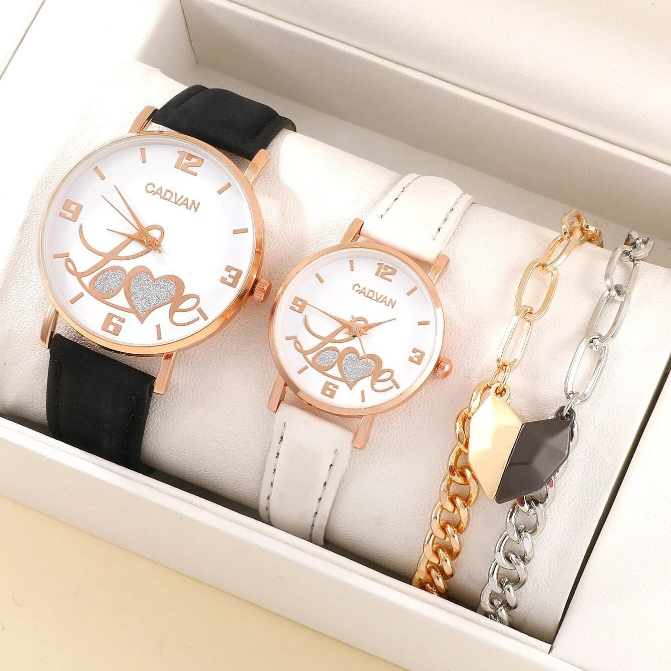 Romantisches Partner-Uhren und Herz-Armband Set von Amorlune, stilvolle Uhren und Armbänder für Paare, elegante Designs.