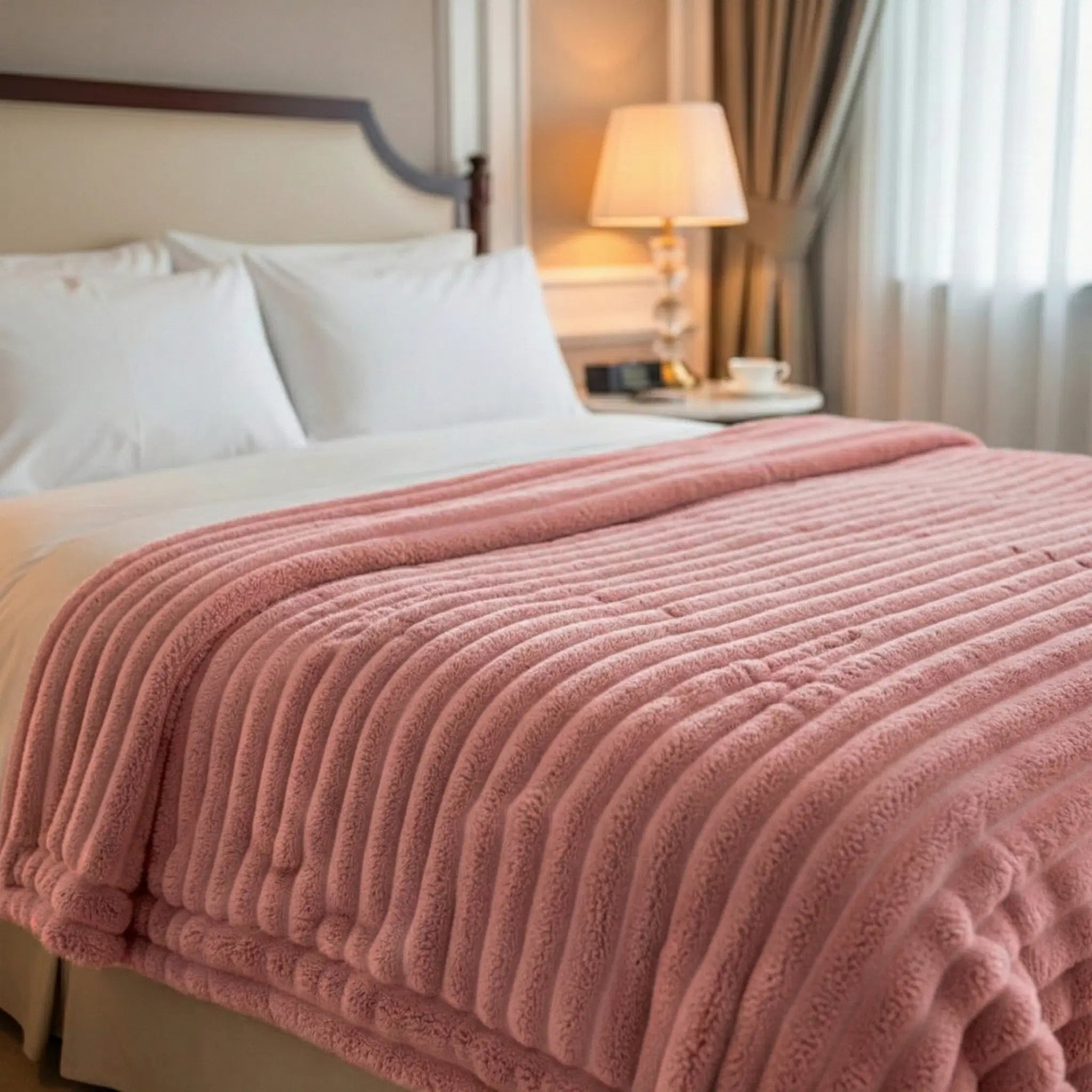 Kuschelweiche Samtdecke aus Kunstfell von Amorlune in warmen Tönen, ideal für gemütliche Abende.