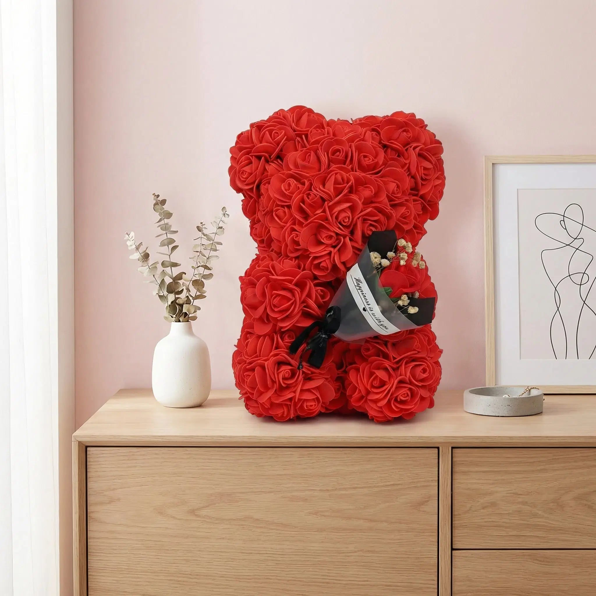 Verschlossene Geschenkbox mit rotem Rosenbär von Amorlune, perfekt für Valentinstag, Geburtstag oder Jahrestag.